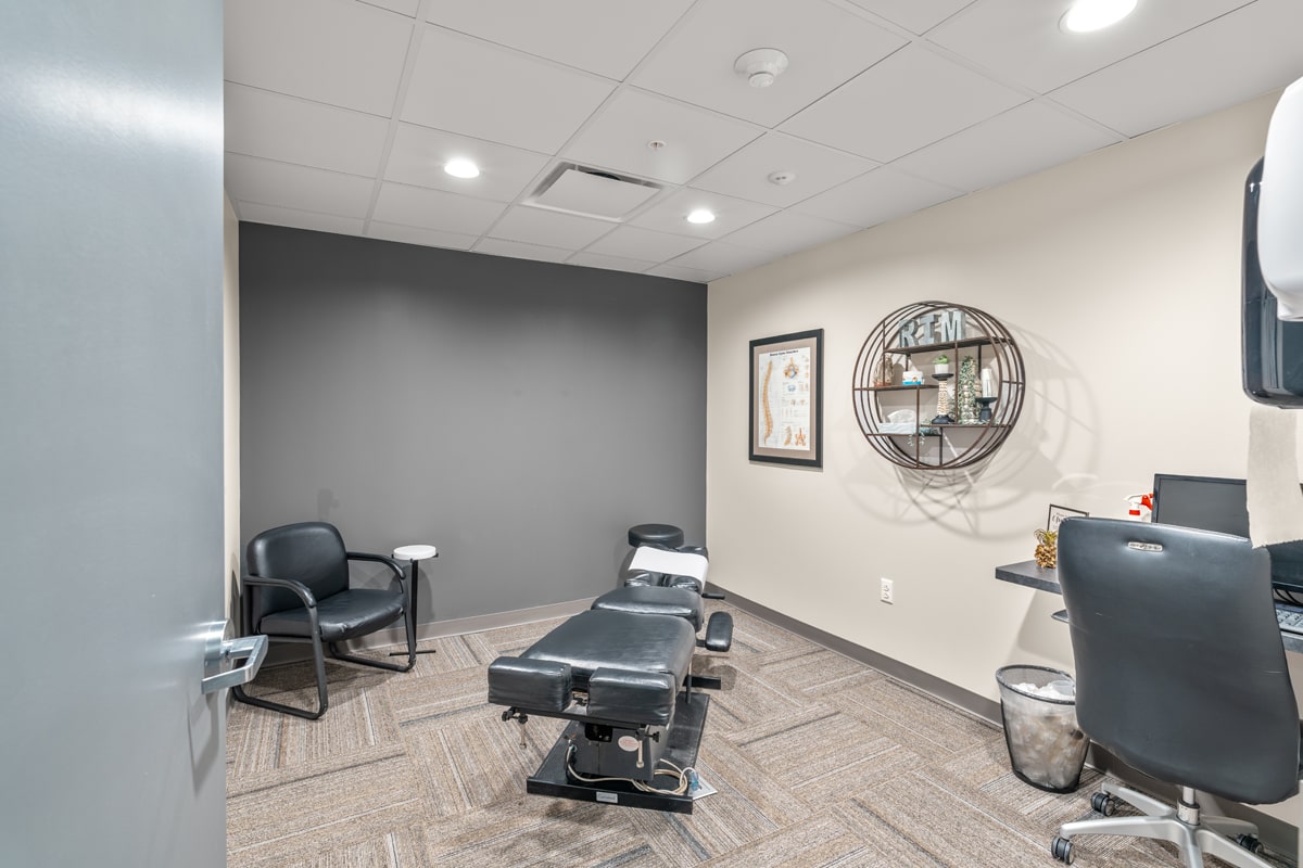 A7_00013_1865-S-Clinton(interior,chiro)_lwrz-min