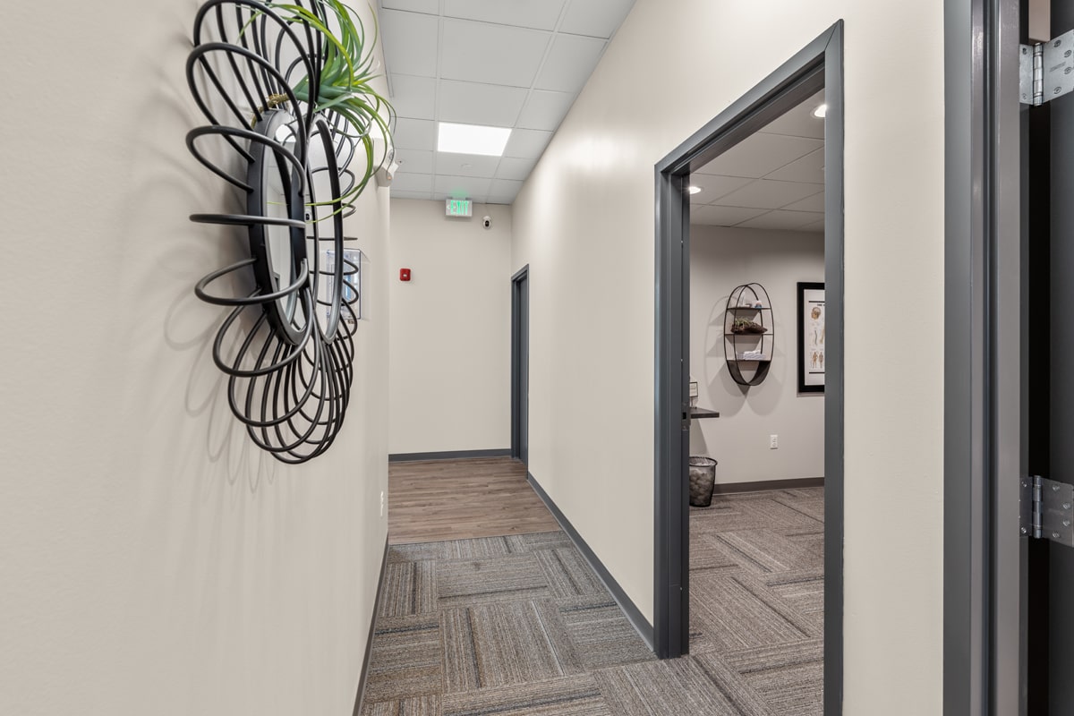 A7_00019_1865-S-Clinton(interior,chiro)_lwrz-min