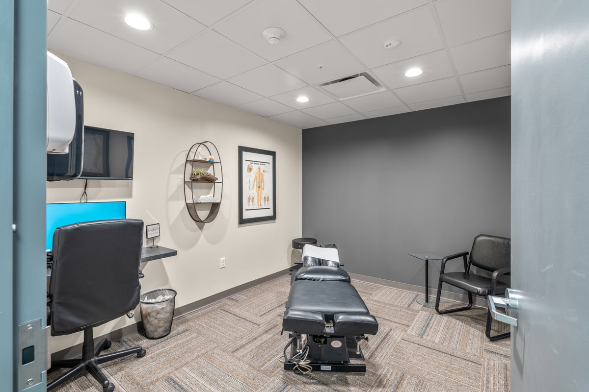 A7_00025_1865-S-Clinton(interior,chiro)_lwrz-min