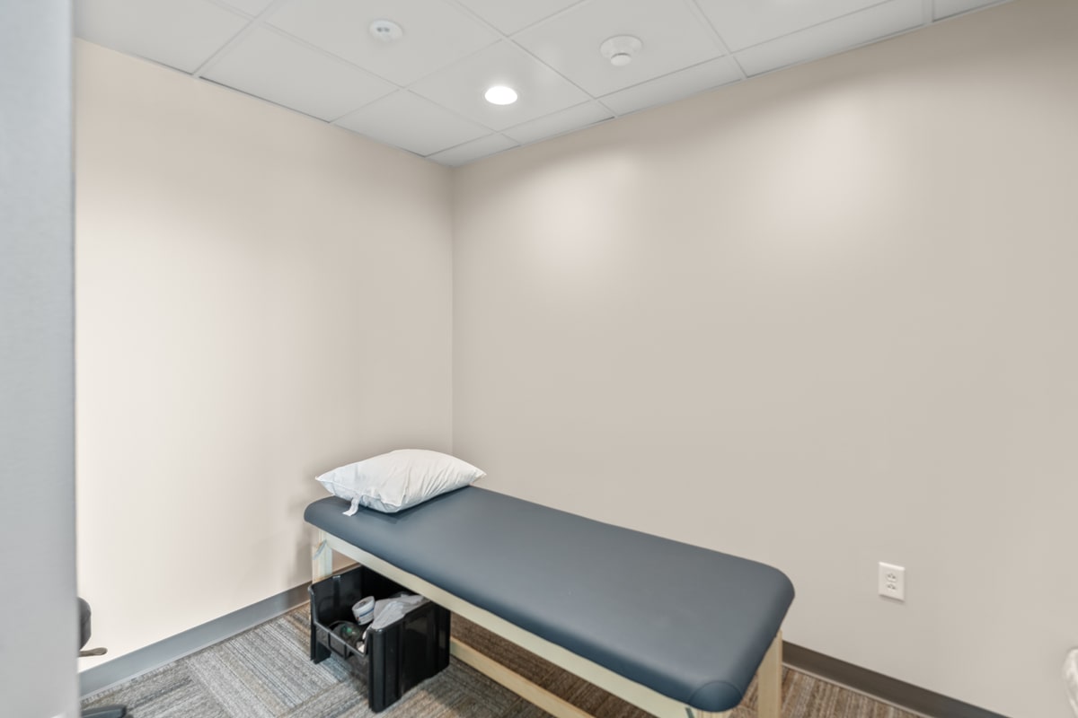 A7_00069_1865-S-Clinton(interior,chiro)_lwrz-min